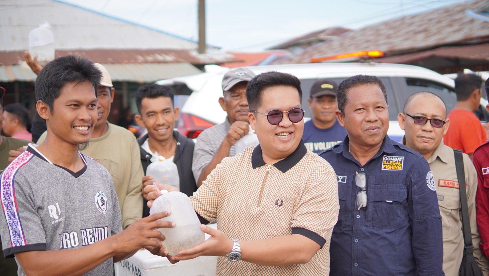 Rendi Solihin Salurkan Perahu dan Bibit Udang ke Masyarakat Perikanan di Muara Badak